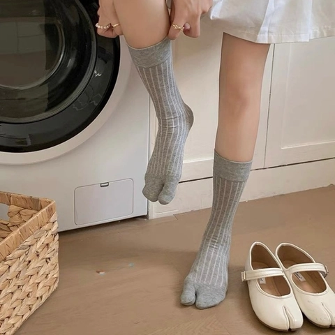 Japanese Minimalist Ribbed Split Toe Tabi Socks Cotton Solid Color Mid Calf Vertical Stripe Crew Socks For Women Men