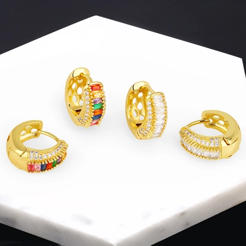 Orecchini Huggie Rame Placcato Oro 18K Zirconia Cubica Colorata Geometrica Arcobaleno Micro Pavé Gioielli Donna