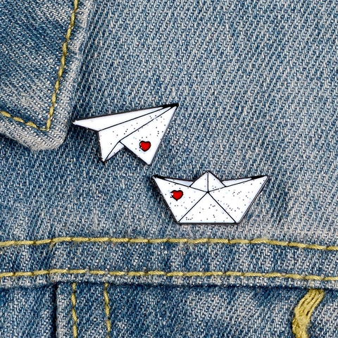 Weiße Emaille Papierflieger Boot Brosche Cartoon Herz Muster Legierung Pin Abzeichen Für Kleidung Rucksack Zubehör