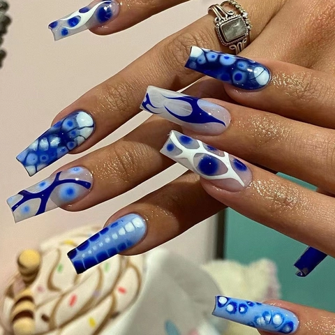 Uñas Postizas De Presión Con Llamas Abstractas Azul Blanco Forma Ataúd Larga Estilo Francés Brillante Para Mujeres Manicura