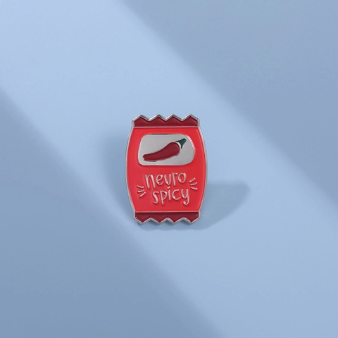 Spilla in Smalto Neuro Spicy a Forma di Sacchetto di Snack al Peperoncino Distintivo in Lega Cartoon per Decorazione Borse Abiti