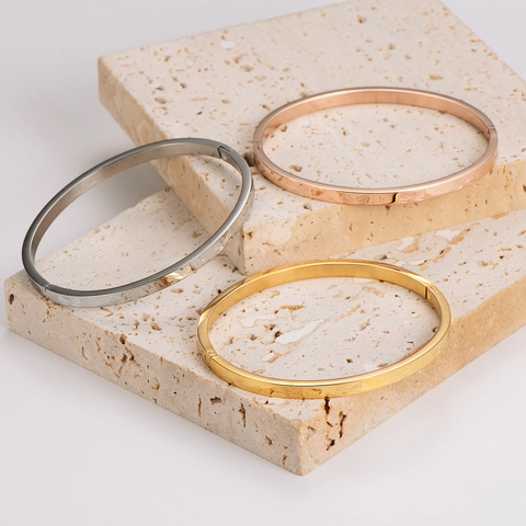 Bracciale Rigido Inciso Con Farfalla Acciaio Inossidabile 304 Gioielli Semplici Minimalisti Fibbia Cerniera Donne Coppie Multicolore