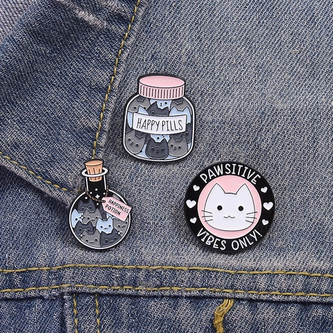 Set di Spille in Smalto con Gatto dei Cartoni Animati Happy Pills Happiness Potion Spilla in Lega di Zinco per Borse Vestiti Donna Uomo