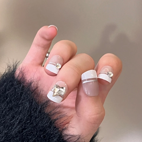 Faux Ongles French Courts Carrés Strass Cœur Pointes Blanches Base Rose Nude Pour Femmes