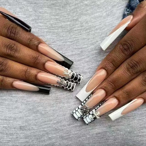 Unghie Finte Bara Lunghe Ballerina Stile Gotico Con Croce In Metallo Argentato 3D E Motivo Serpente French Tip Nero Bianco