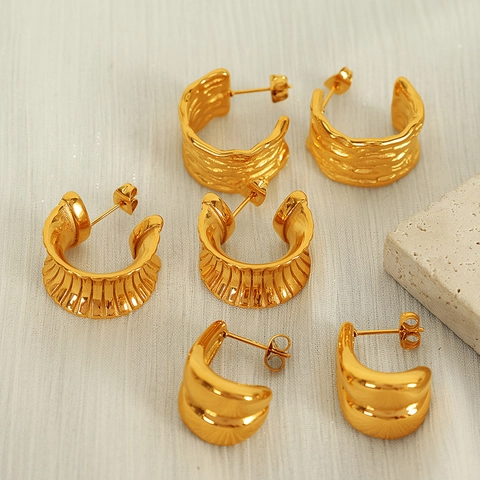 Orecchini a Cerchio in Acciaio al Titanio con Texture a Rughe Placcati Oro 18K Francesi per Donna Orecchini a Bottone a C