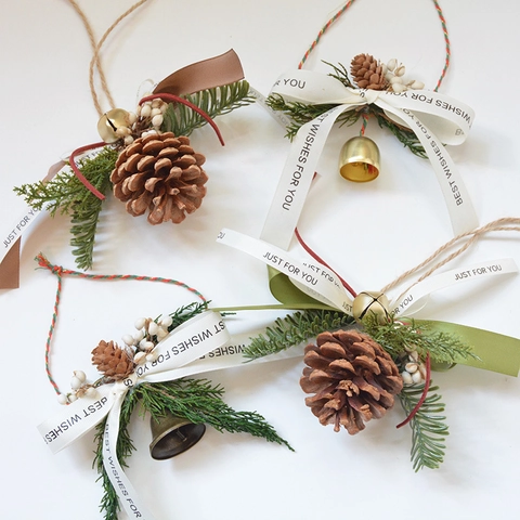Adorno Colgante De Navidad Piña Natural Canela Aguja De Pino Artificial Campana De Metal Cinta Hecho A Mano Bosque Rústico Decoración
