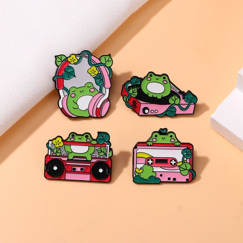 Cartoon Frosch Musik Emaille Brosche Pins Niedlich Pink Grün Plattenspieler Kassette Radio Kopfhörer Metall Abzeichen Schmuck Für Tasche
