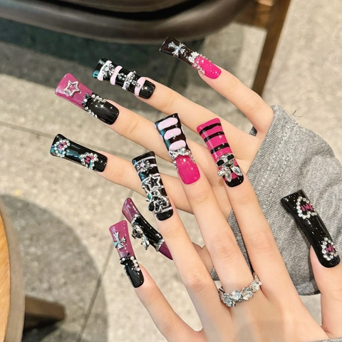 Handgefertigte Lange Press On Nägel Mit 3D Metall Charms Gothic Kreuz Hase Strass Y2K Sweet Cool Style Für Damen