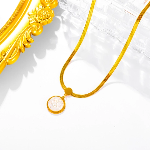 Elegante Collana in Acciaio al Titanio Placcato Oro 18K con Pendente a Cerchio Pieghettato e Perla Artificiale Gioielli Donna