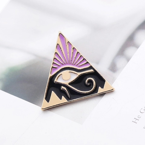Mode Emaille Brosche Pin Legierung Auge Des Horus Dreieck Geometrische Charakter Abzeichen Dekor Für Kleidung Rucksack