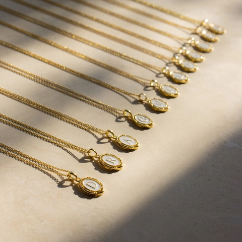 Collier Initiale Lettre en Cuivre Plaqué Or Pendentif Alphabet Ovale Émail Blanc Aspect Nacre Bijoux pour Femme Cadeau