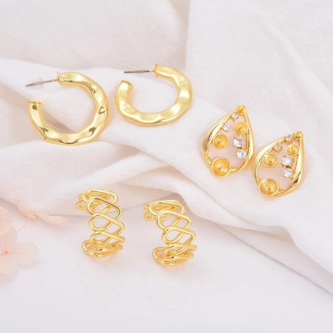 Orecchini Geometrici a Cuore Cavo in Rame Metallico Placcato Oro 18K Con Perno in Acciaio Inossidabile Strass Perla Artificiale