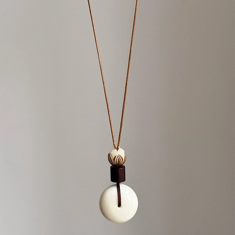 Έθνικ Vintage Zen Μενταγιόν Κολιέ Με Λευκό Bodhi Seed Donut Ξύλινες Χάντρες Και Χαραγμένο Λωτό Για Γυναίκες