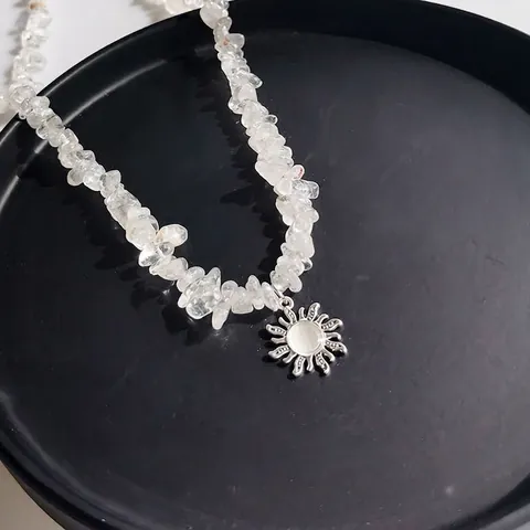 Sonnen Anhänger Halskette Unregelmäßige Synthetische Kristall Schotter Legierung Kette Trendiger Böhmischer Stil Schmuck