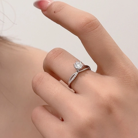 Anillo de Plata de Ley 925 con Moissanita y Circonia para Mujer Línea Artística Entrelazada Solitario de Seis Garras Compromiso Boda Anillo Ajustable Joyería