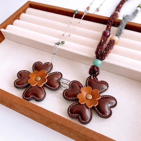 Collier Pendentif Fleur Trèfle À Quatre Feuilles En Cuir Vintage Couture À La Main Longue Chaîne De Pull Pour Femmes Style Boho Perles