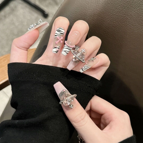 Press On Nails Handgefertigt Lange Sargform Rosa Zebra Muster Französische Maniküre 3D Metall Charms Kreuz Planet Schleife Süß Cool