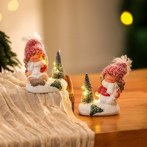 Statuetta in Ceramica Dipinta a Mano Ragazza di Natale con Albero Luminoso a LED Addobbo da Tavolo in Stile Nordico Regalo per Feste
