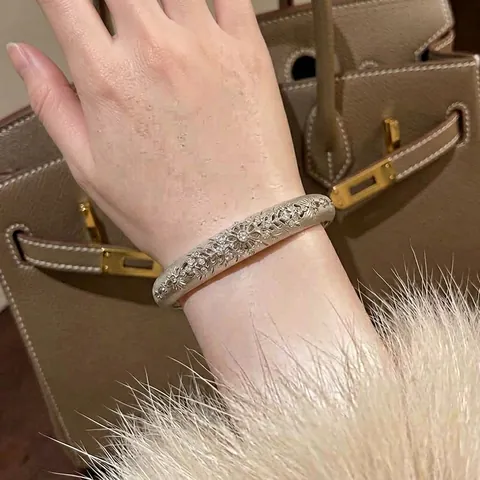 Vintage Open Manchet Armband Koper Zirconia Ingelegd Elegant Zilverkleurig Getextureerd Bloemmotief Sieraden Vrouwen