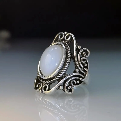 Anello Vintage Stile Bohémien Da Donna Con Finta Pietra Di Luna Intricato Design In Lega Intagliata Argento
