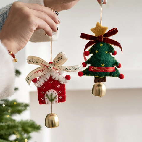 Decorazioni Natalizie Da Appendere In Feltro Albero Di Natale Casa Calza Forme Con Campanelli In Metallo Festa