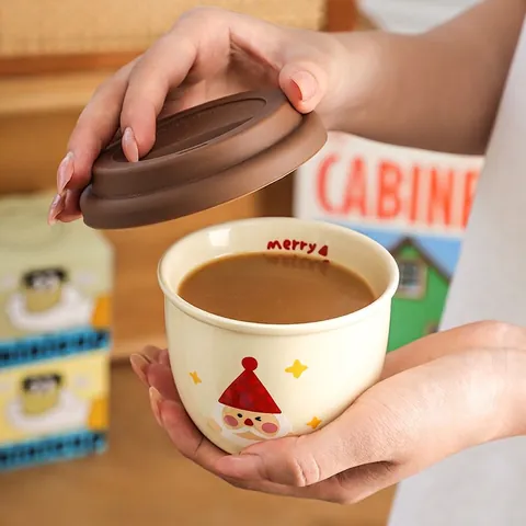 Tazza da Caffè in Ceramica di Natale Con Coperchio in Silicone Motivo Babbo Natale Omino di Pan di Zenzero 245ml Regalo Donna