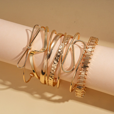 Minimalistische Geometrische Gedrehte Offene Armreifen Polierte Metall Hammerschlag Textur Schleife Elegante Mode Schmuck Damen
