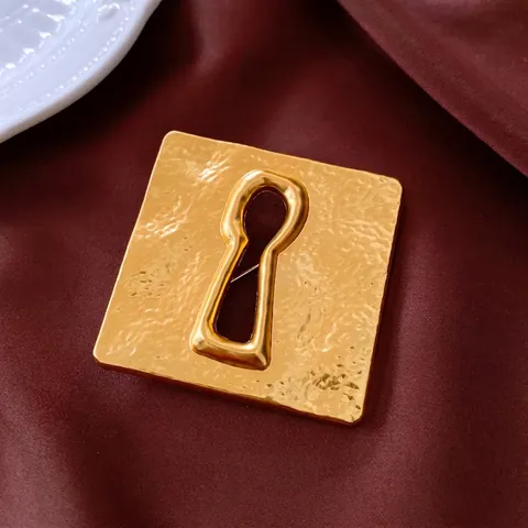 Vintage Quadratische Legierung Brosche Pin Für Frauen Retro Schlüsselloch Ausschnitt Hammerschlag Textur Anzug Accessoire
