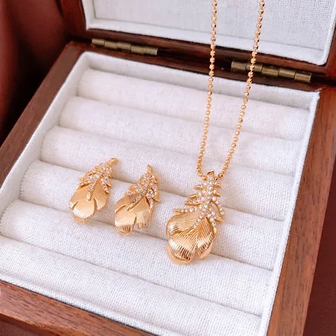 Elegante Collar Con Colgante De Pluma Y Pendientes Cobre Chapado En Oro De 18K Circonio Incrustado Joyería De Lujo