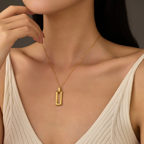 Collana Pendente Rettangolare Texture Martellata Moda INS Acciaio Inossidabile Placcato Oro 18K Gioielli Pendolari per Donna