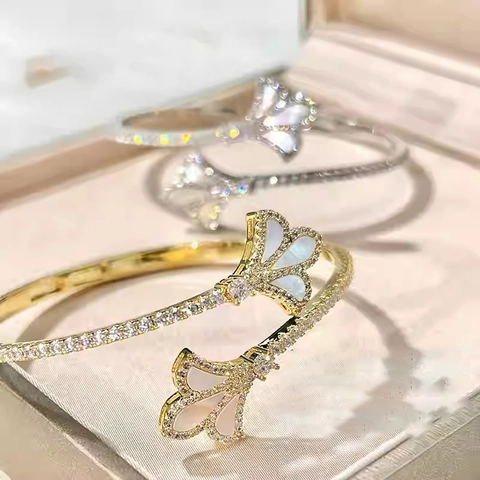 Iris Blüte Fächerförmig Offener Armreif Kupfer 18K Vergoldet Perlmutt Zirkonia Elegant Vintage Damen