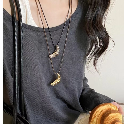 Collier Pendentif Croissant Alliage Forme Pain 3D Cordon En Corde De Cire Style Minimaliste Coréen Chaîne De Pull Pour Femmes