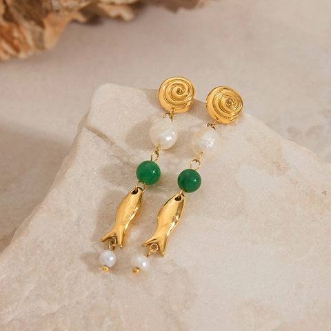 Boucles D'oreilles Pendantes Poisson En Acier Inoxydable Plaqué Or Avec Perle D'eau Douce Et Agate Verte Design Spirale