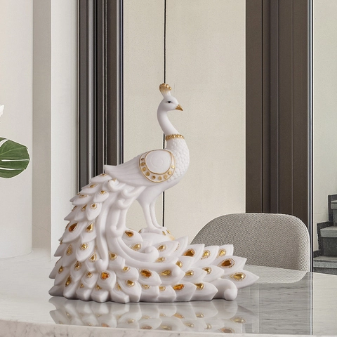 Elegante Pfau Deko Figur Aus Harz Mit Goldrand Und Edelsteinakzenten Moderne Kunstskulptur Für Wohnzimmer Büro
