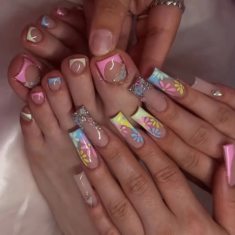 Faux Ongles À Presser Fleurs Douces French Tip Carrés Trapèze Pour Femmes Avec Strass Paillettes Plastique