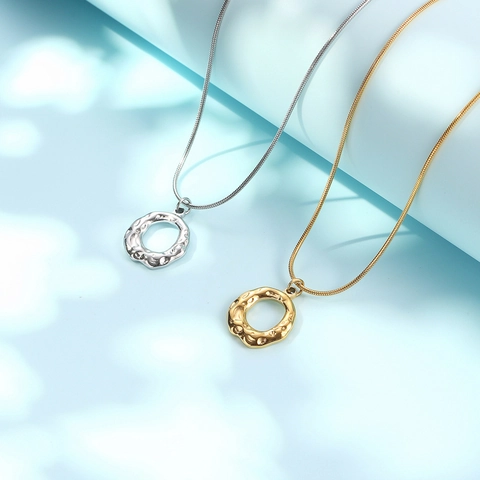 Collier Minimaliste en Acier Inoxydable Avec Pendentif Cercle Martelé pour Hommes Femmes Chaîne Serpent Bijoux Cadeau