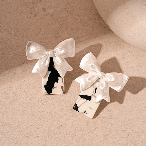Orecchini A Bottone Quadrati In Resina Con Fiocco In Marmo Bianco E Nero Con Perno In Argento Elegante Minimalista
