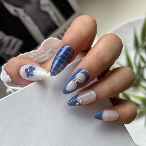 Press On Nails Blauw Wit Bloemenpatroon Franse Stijl Amandelvorm Lange Kunstnagels Rastertextuur Gouden Kralen Verfraaiing