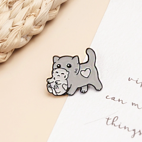 Pin De Esmalte Gato Lindo Cargando Gatito Broche De Aleación De Zinc Dibujos Animados Insignia Para Bolso Decoración Ropa Regalo