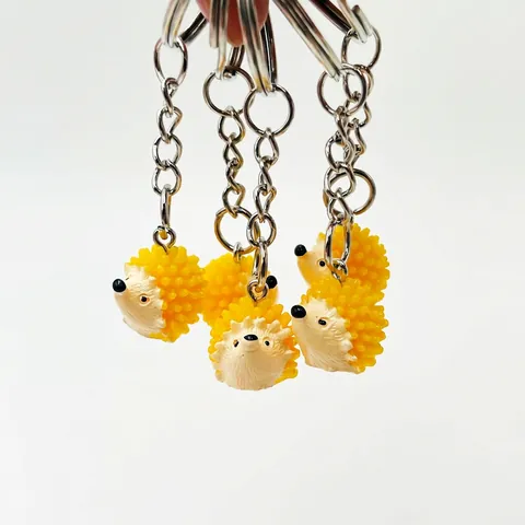 Portachiavi in Resina a Forma di Riccio Creativo in Cartone Animato Ciondolo per Borsa con Figurina di Animali Mini Carino per Regalo Divertente Piccolo Portachiavi a Riccio Giallo