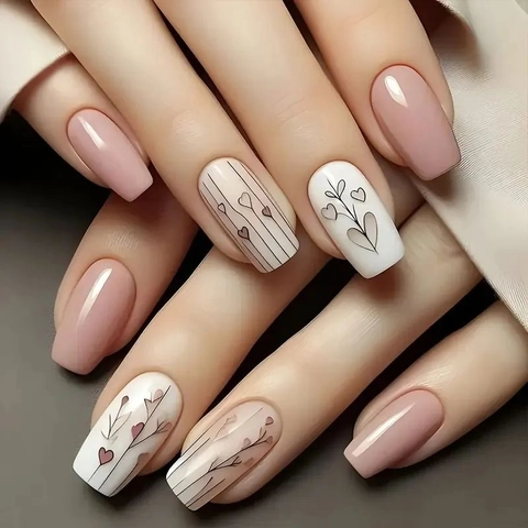 French Square Künstliche Nägel Nude Pink Weiß Gestreift Herzmuster Lange Glänzende ABS Maniküre Für Frauen