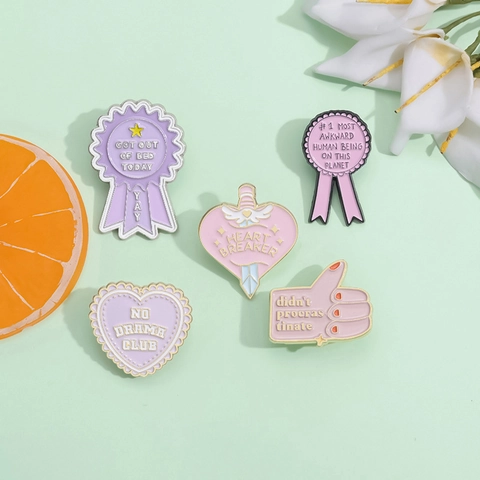 Lindos Broches de Aleación de Esmalte de Dibujos Animados para Mujer Corazón Arcoíris Sobre Medalla Slogan Insignia Accesorio Ropa Bolsa