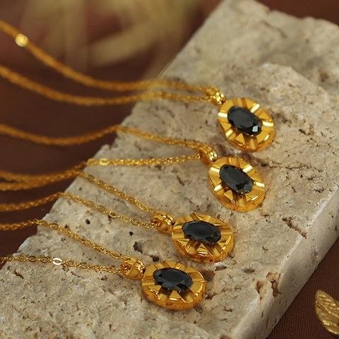 Collana in Acciaio Inossidabile Con Pendente Ovale E Strass Nero Finitura Placcata Oro Per Lo Stile Di Gioielli Di Moda Quotidiana Per Donna