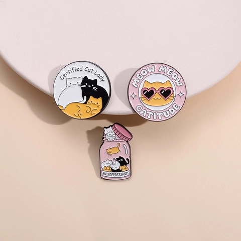 Süße Cartoon Katze Emaille Pin Lustige Certified Cat Lady Anti Depressants Catitude Legierung Abzeichen Brosche Für Kleidung Taschen Schmuck