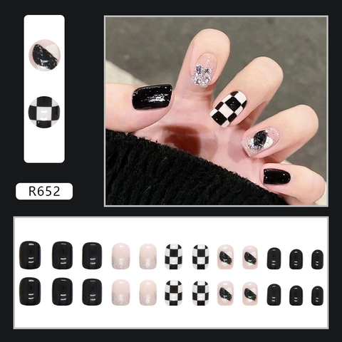 Short Square Press On Nails Black White Checkerboard Heart Pattern Rhinestones Glossy Artificial False Nails For Women