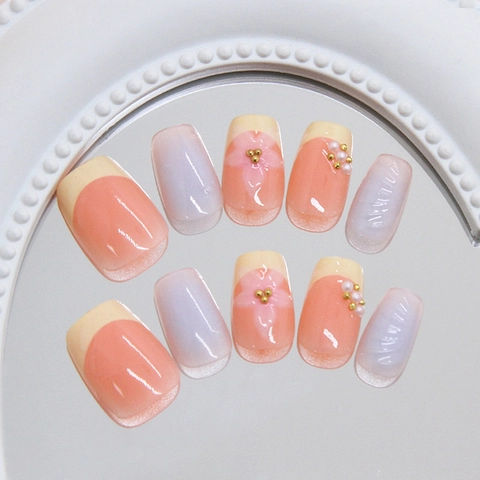 Handgefertigte Aufklebbare Nägel 3D Eisblume Französischer Farbverlauf Mit Künstliche Perlen Kurze Eckige Künstliche Nägel Für Damen Elegant