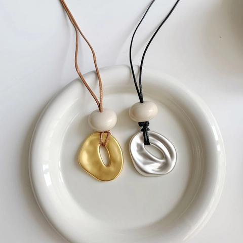 Minimalistische Geometrische Lange Anhänger Halskette Unregelmäßiges Kupfermetall Mit Keramikperle Für Damen