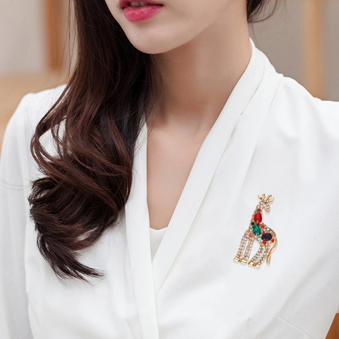 Fashion Giraffe Brooch Pin Colorful Rhinestone Alloy Animal Jewelry Accessory For Women Dress Suit Decor Elegant Style