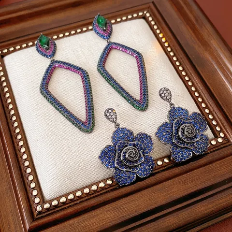 Retro Luxe Geometrische Ruit Bloem Koperen Oorknopjes Met Zilveren Oorsteker Gekleurde Zirkonia Voor Vrouwen